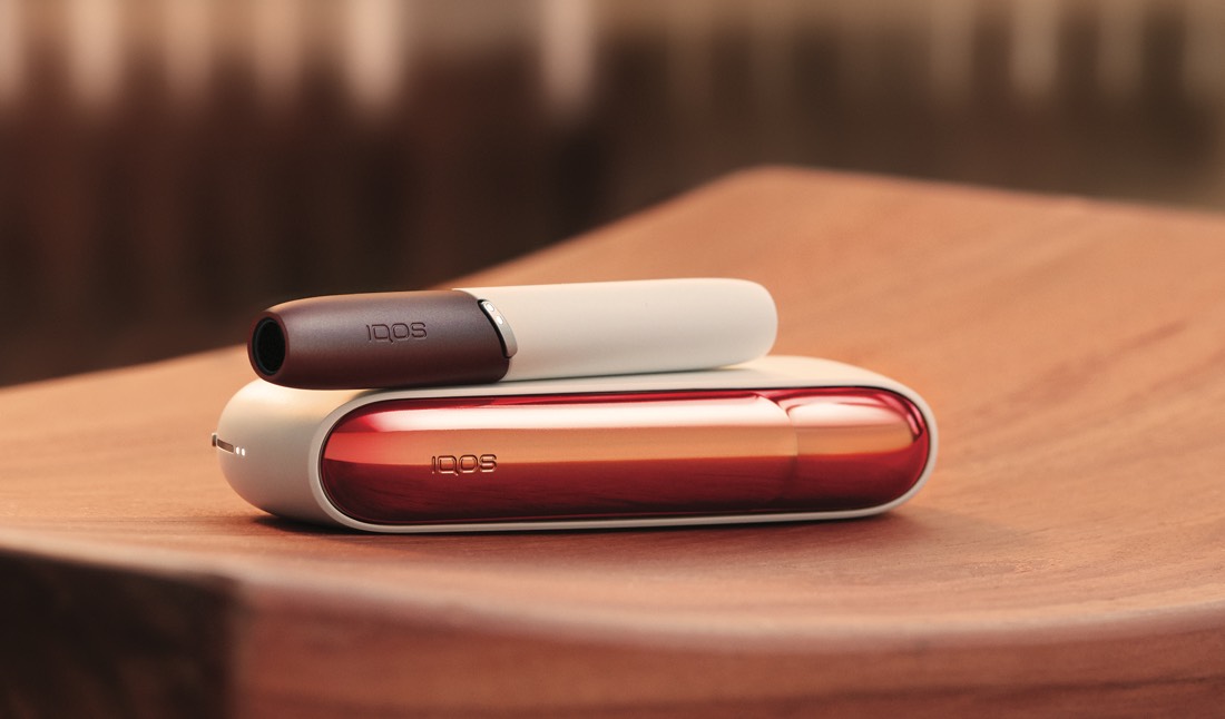 Man holding IQOS