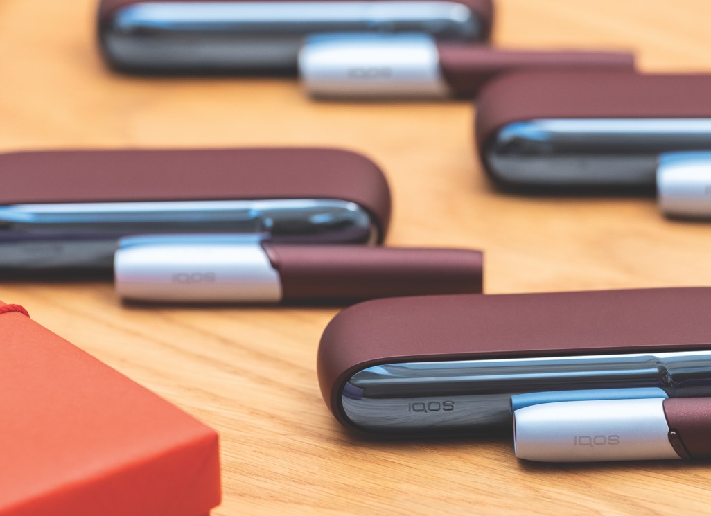 Filas de IQOS 3 DUO e dispositivo em Azul Glaciar com Dispositivo em Vermelho Geada
