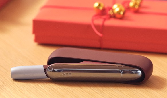 IQOS 3 DUO em Vermelho Geada ao lado de caixa de presente vermelha