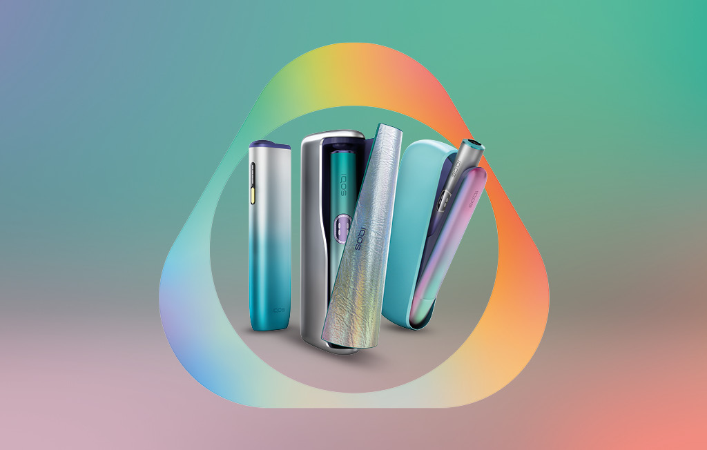 Equipamentos IQOS ILUMA i PRIME, IQOS ILUMA i, IQOS ILUMA i ONE REMIX num logótipo IQOS. Fundo com gradiente de cores suaves em tons de verde, azul, cor-de-rosa e cor-de-laranja.
