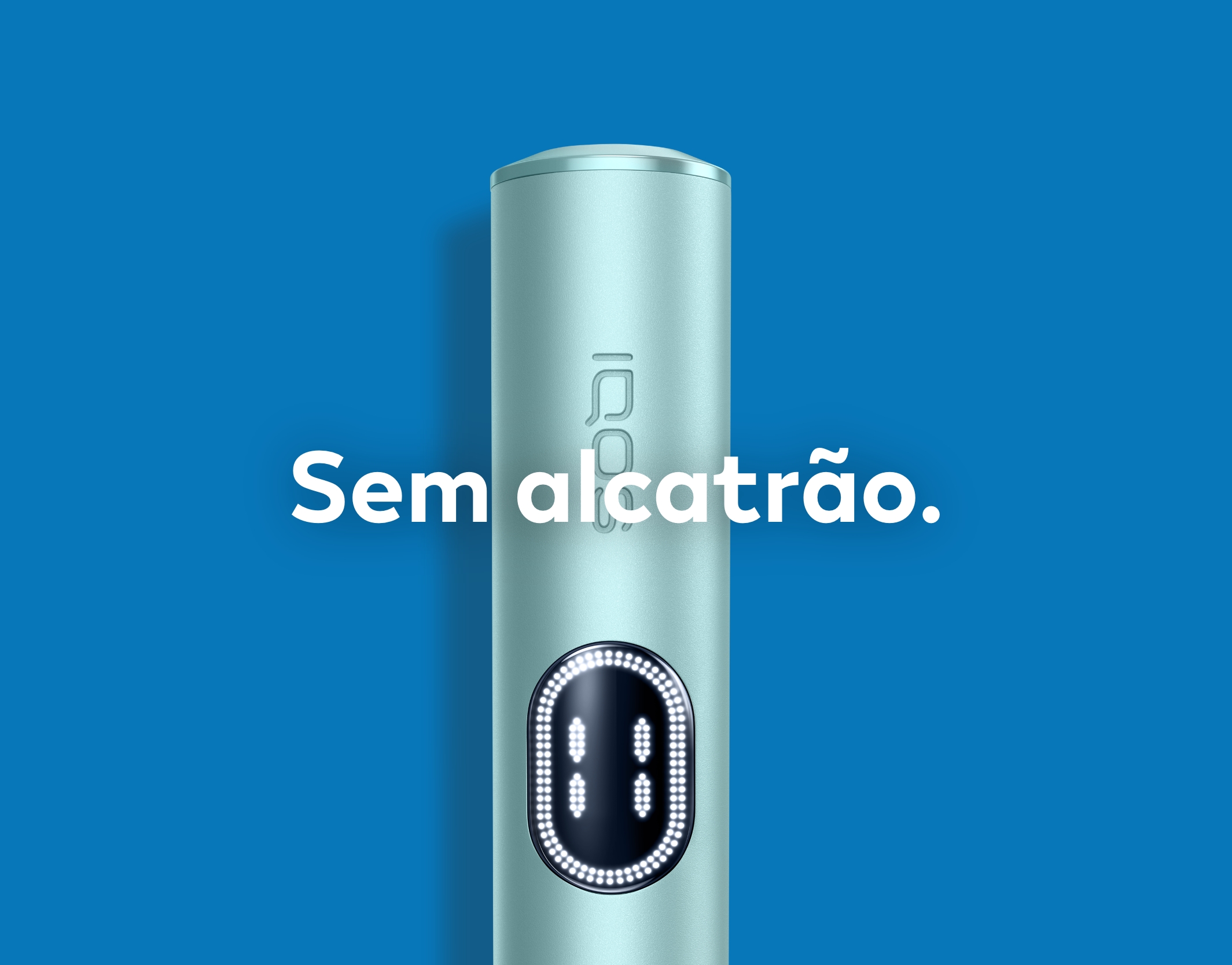 Dispositivo IQOS ILUMA i azul claro em fundo azul, com detalhe do ecrã tátil e texto Sem alcatrão sobreposto.