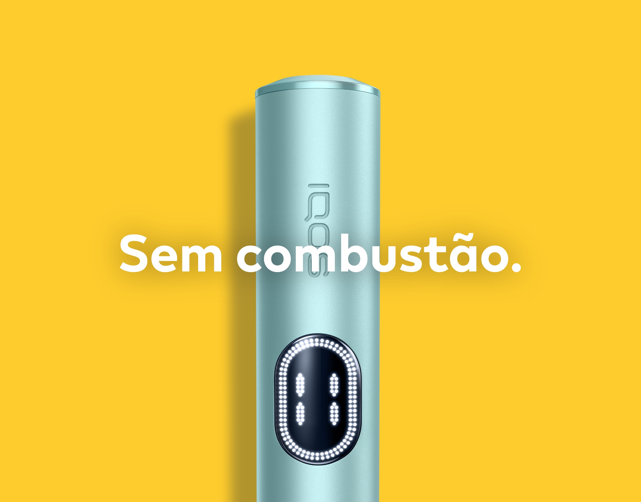Dispositivo IQOS ILUMA i azul claro em fundo amarelo, com detalhe do ecrã tátil e texto Sem combustão sobreposto