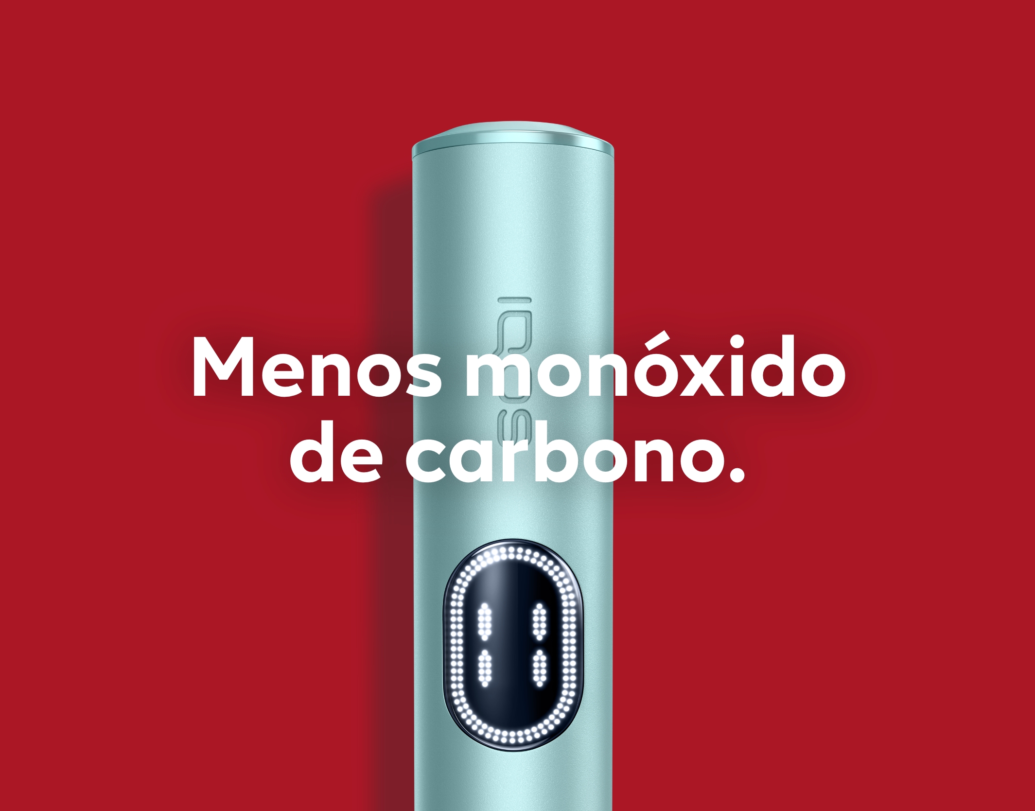Dispositivo IQOS ILUMA i azul claro em fundo vermelho, com detalhe do ecrã tátil e texto Menos monóxido de carbono sobreposto