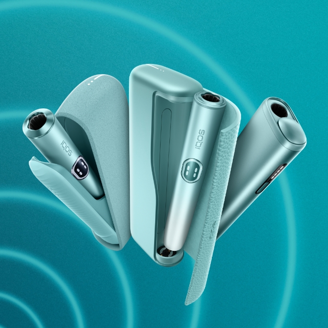 Equipamento IQOS ILUMA i azul claro orientado para a esquerda, equipamento IQOS ILUMA i PRIME azul claro ao centro e equipamento IQOS ILUMA i ONE azul claro orientado para a direita, em fundo azul com efeito luminoso