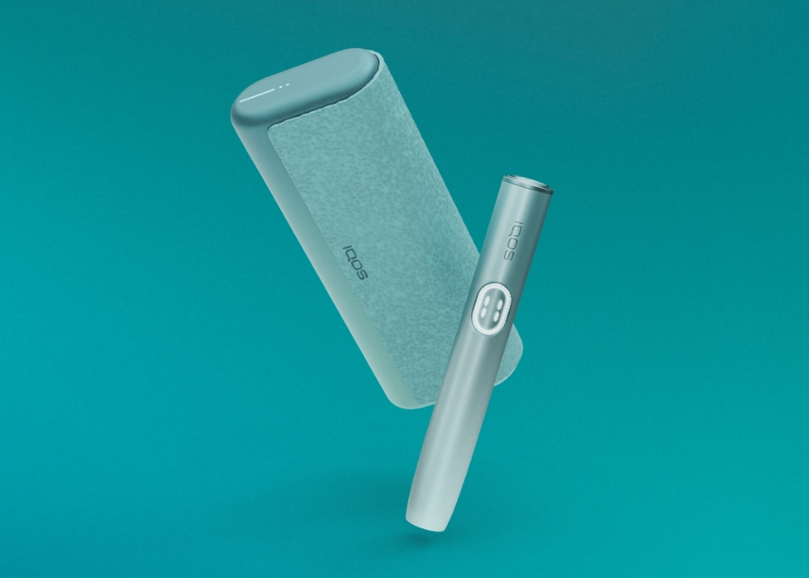 Enquadramento dinâmico do equipamento IQOS ILUMA i PRIME azul claro em fundo azul