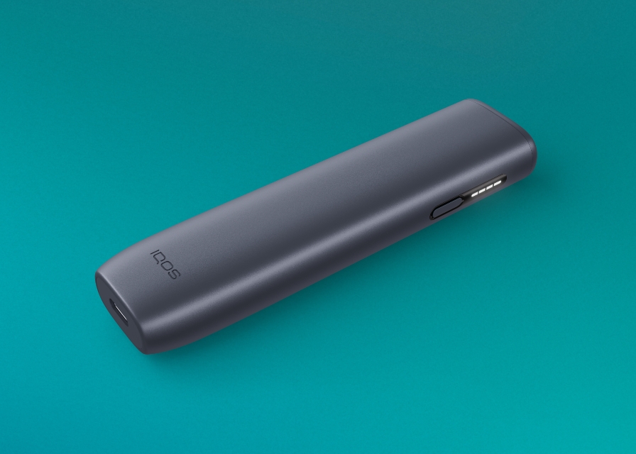 Equipamento IQOS ILUMA i ONE zul escuro, orientado para a direita em fundo azul