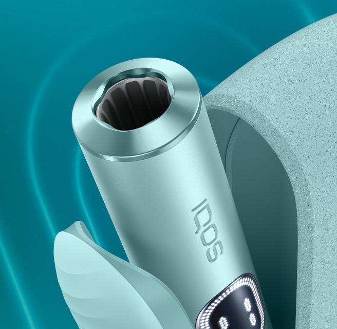 Vista de topo de detalhe de equipamento IQOS ILUMA i azul claro em fundo azul com efeito luminoso.