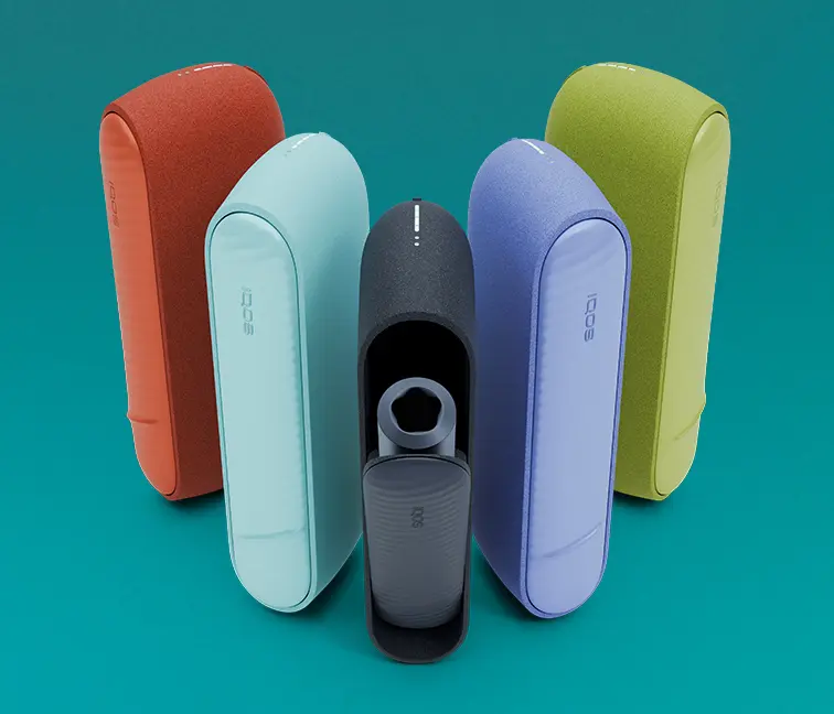 Cinco equipamentos IQOS ILUMA i alinhados em U, na cor terracota, azul escuro, violeta e verde, em fundo azul, do lado direito da imagem, em fundo azul