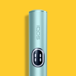 Dispositivo IQOS ILUMA i azul claro sobre fundo amarelo, com detalhe do ecrã tátil