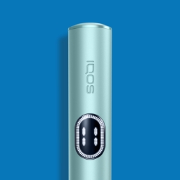 Dispositivo IQOS ILUMA i azul claro sobre fundo azul, com detalhe do ecrã tátil
