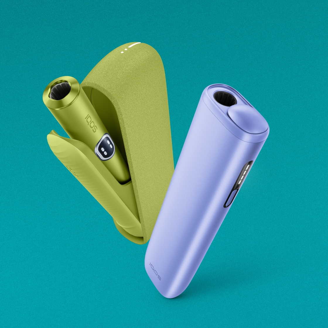 Dois dispositivos IQOS ILUMA i verde e IQOS ILUMA i One violeta, sobre um fundo turquesa.