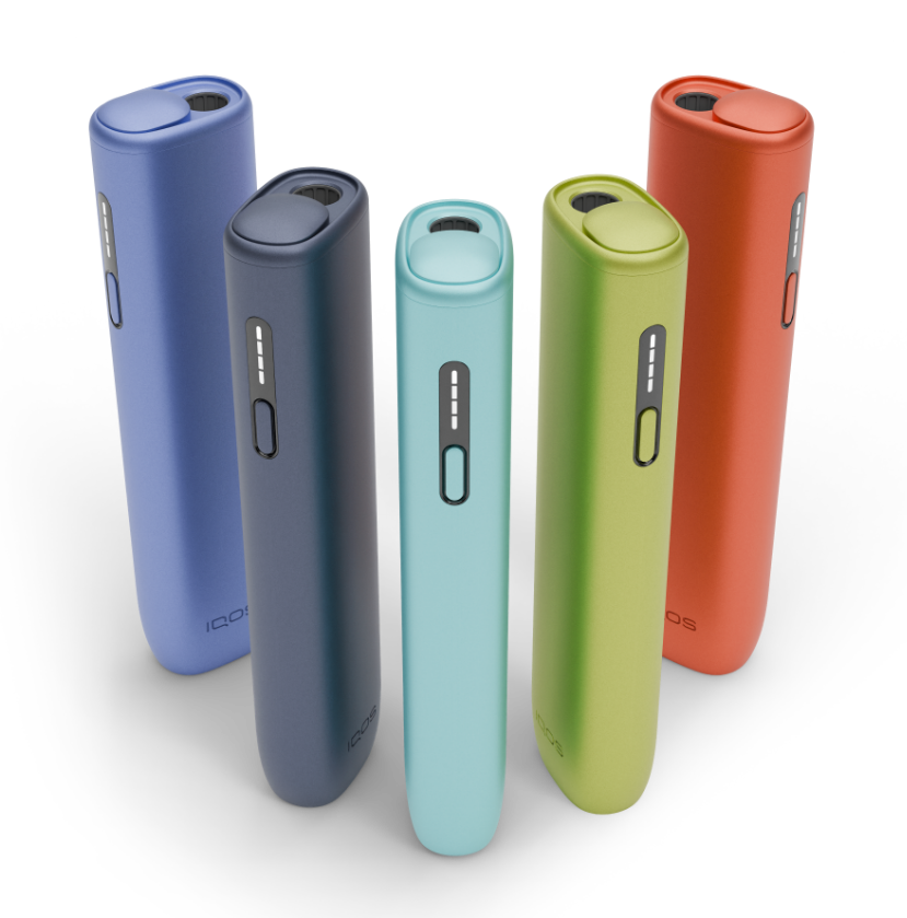 Cinco equipamentos IQOS ILUMA i ONE alinhados em U, na cor violeta, azul escuro, azul claro, verde e terracota 
