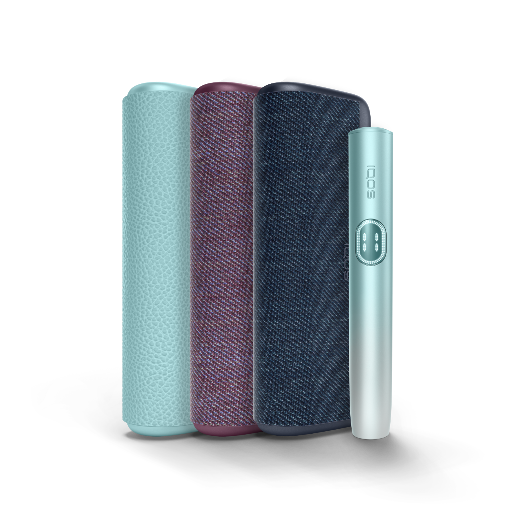 Três equipamentos IQOS ILUMA i PRIME na cor azul claro, vermelho escuro, azul escuro e dispositivo azul claro.