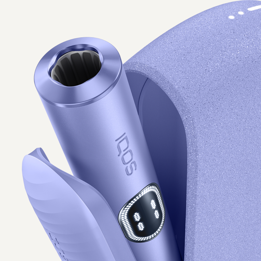 Dispositivo IQOS ILUMA i Violeta dentro do carregador de bolso aberto - detalhe.
