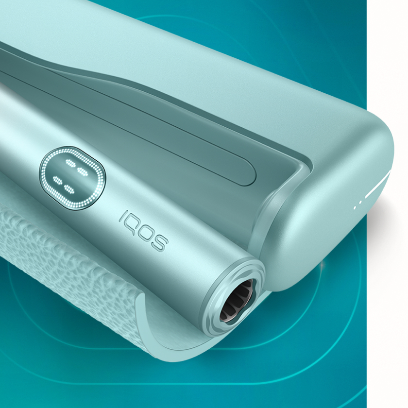 Dispositivo IQOS ILUMA i PRIME Azul Claro dentro do carregador de bolso - detalhe