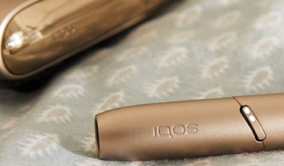 Imagem de IQOS numa mesa
