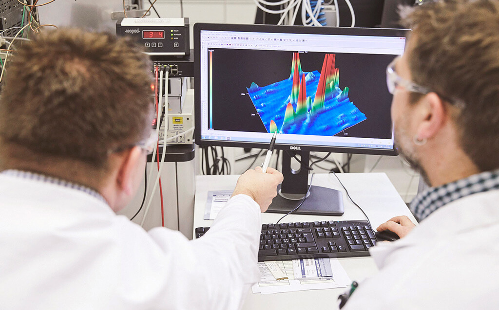 Dois cientistas IQOS num laboratório