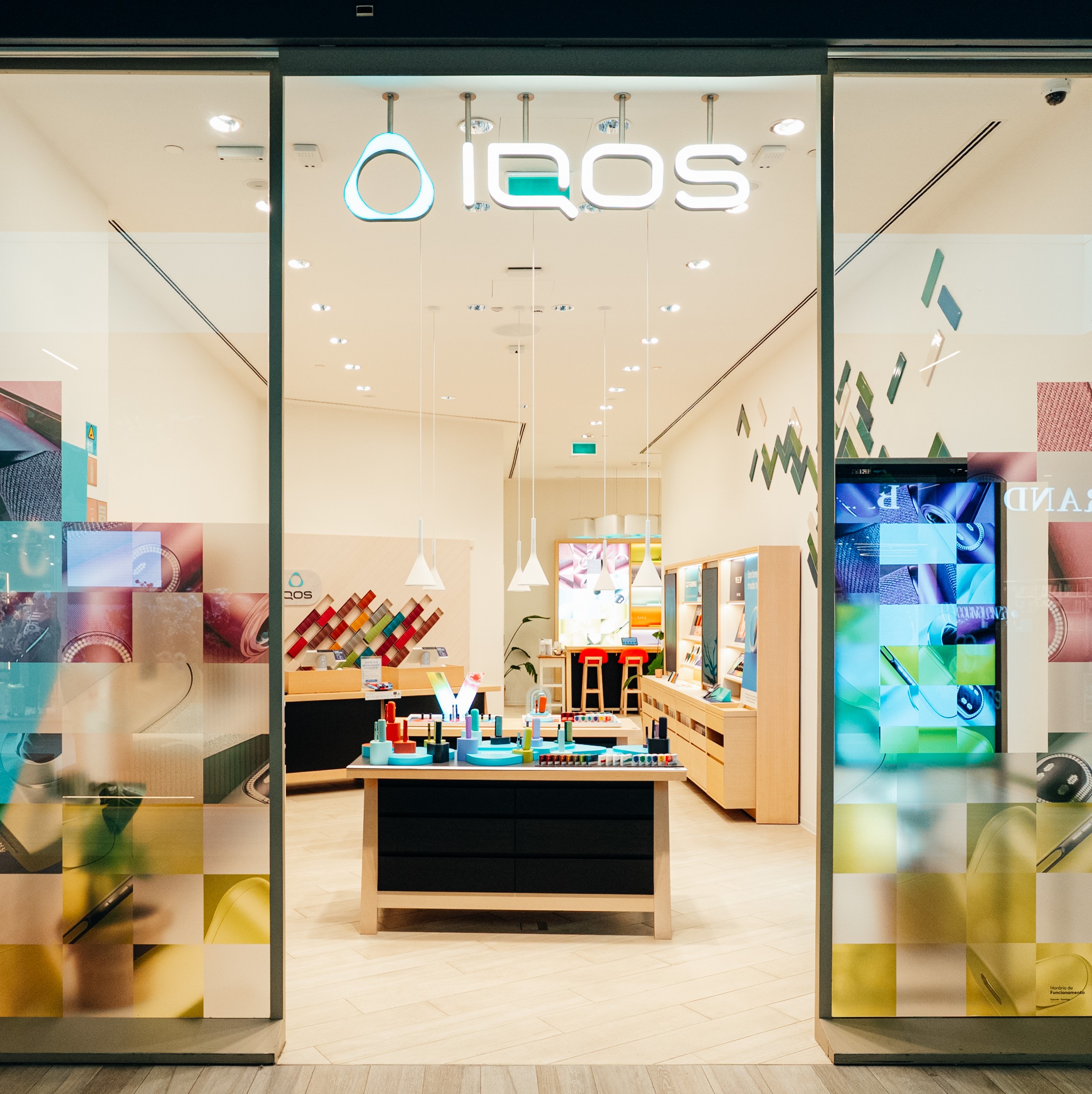Uma caixa IQOS por abrir em cima de uma mesa.