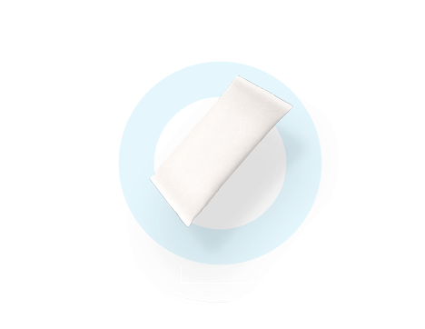 Imagem que mostra ao centro uma bolsa de nicotina ZYN e as suas medidas, sobre fundo azul.