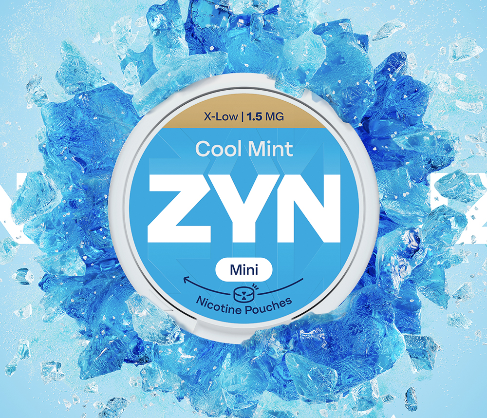 Imagem com vista de topo de uma embalagem de ZYN Cool Mint X-Low 1,5 MG Mini rodeada de gelo de tons de azul. 