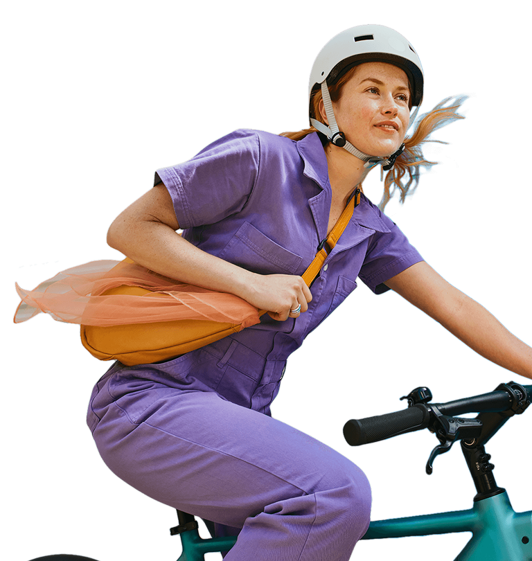 Mulher vestida de roxo a andar de bicicleta, com capacete, uma mão no guiador e outra a segurar a mala, sobre fundo azul.