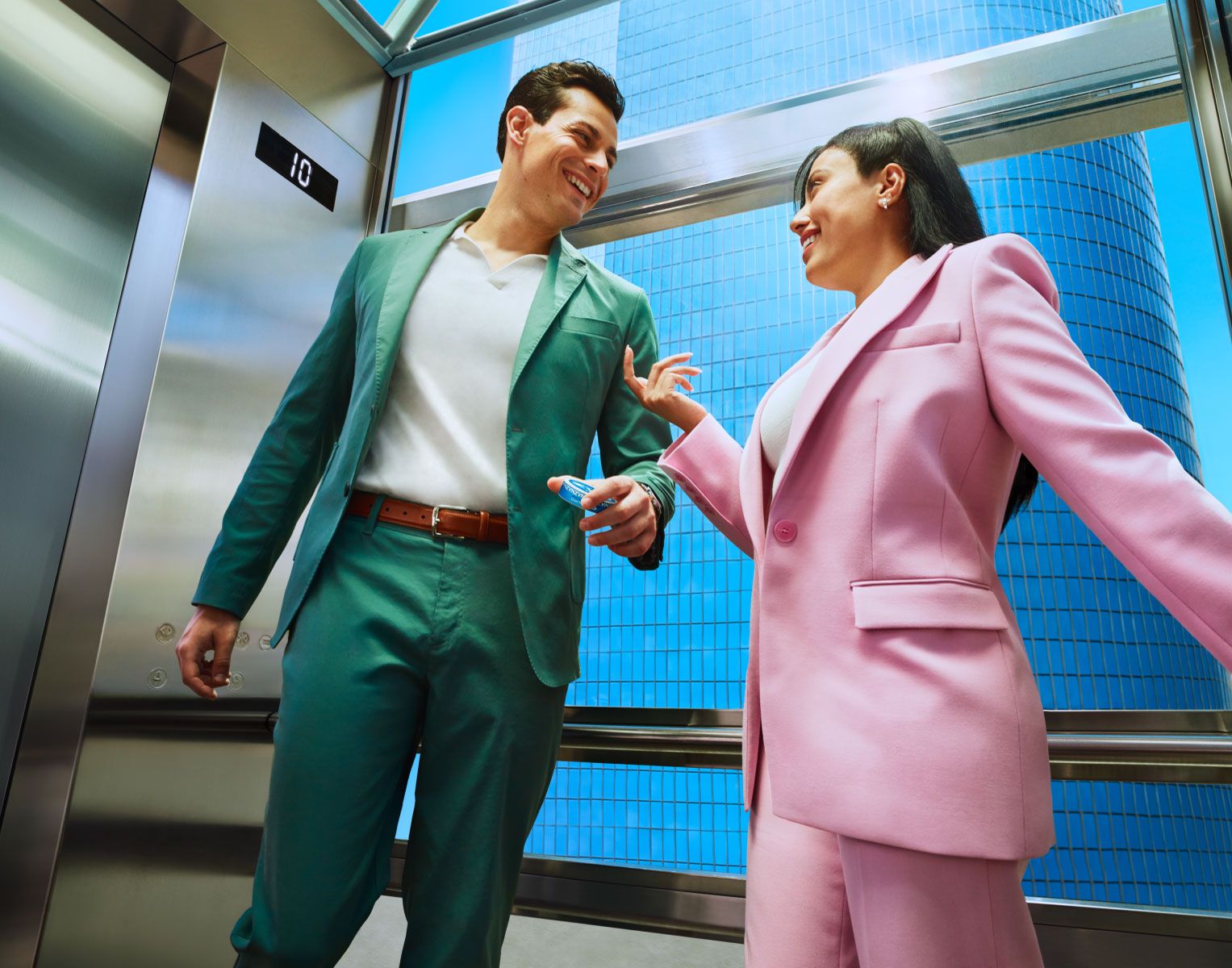 Homem e Mulher num elevador a conversar, o homem tem uma lata de ZYN na mão