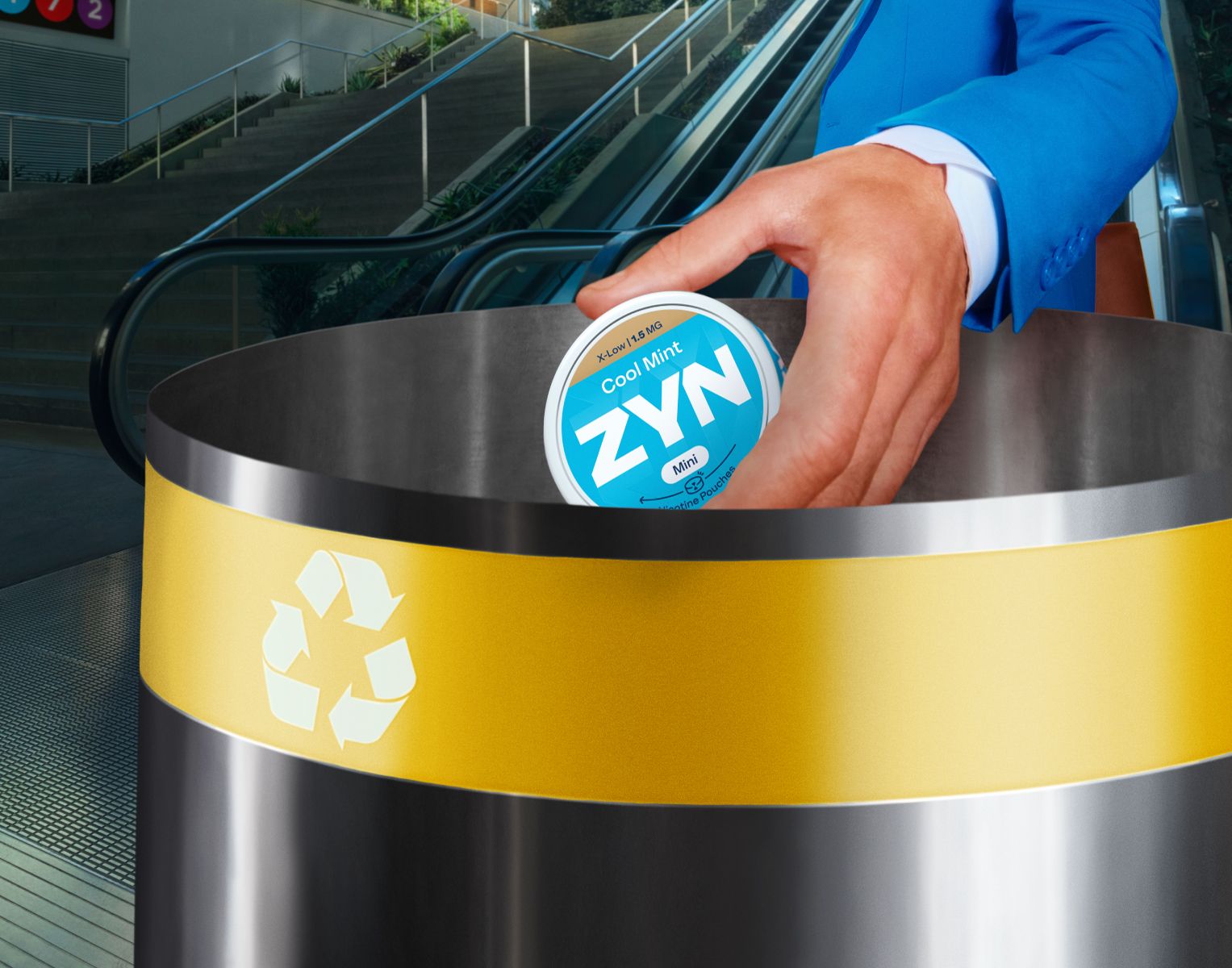 Mão a segurar uma lata de ZYN que está prestes a ser colocada no ecoponto amarelo