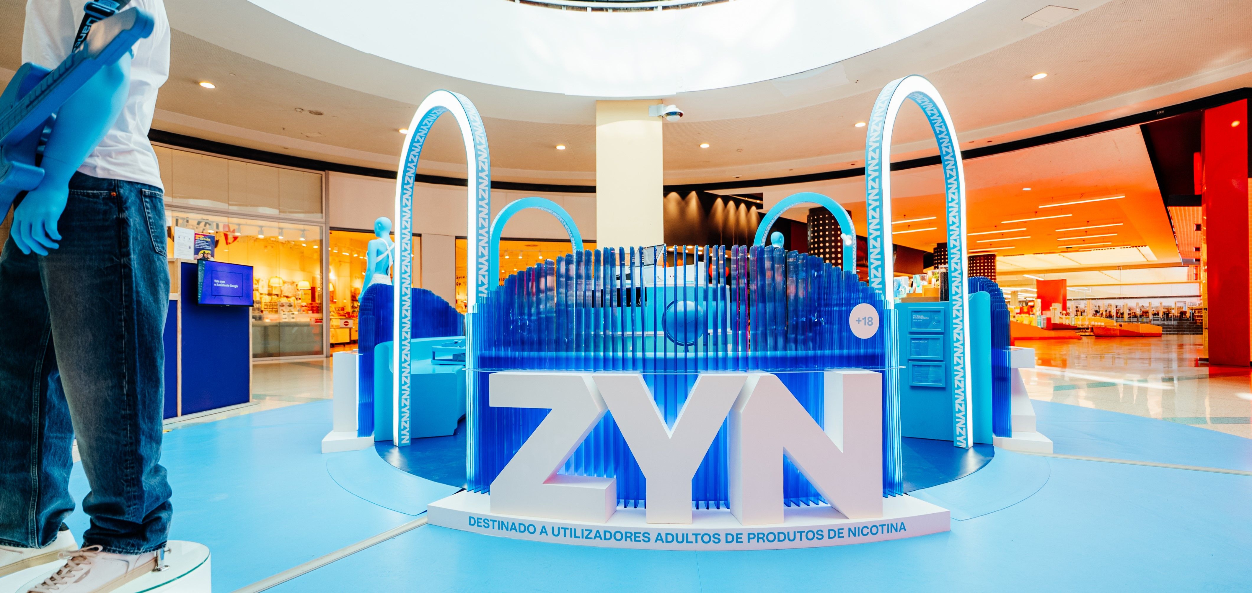 Estrutura redonda ZYN montada no átrio do shopping