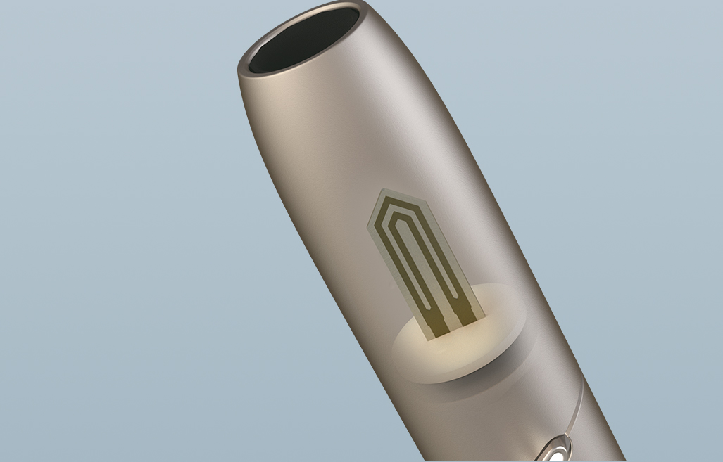 Man holding IQOS