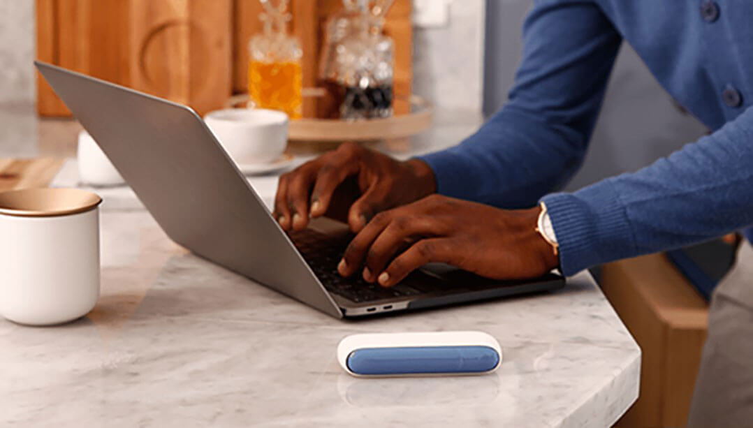 Men using laptop and IQOS 3