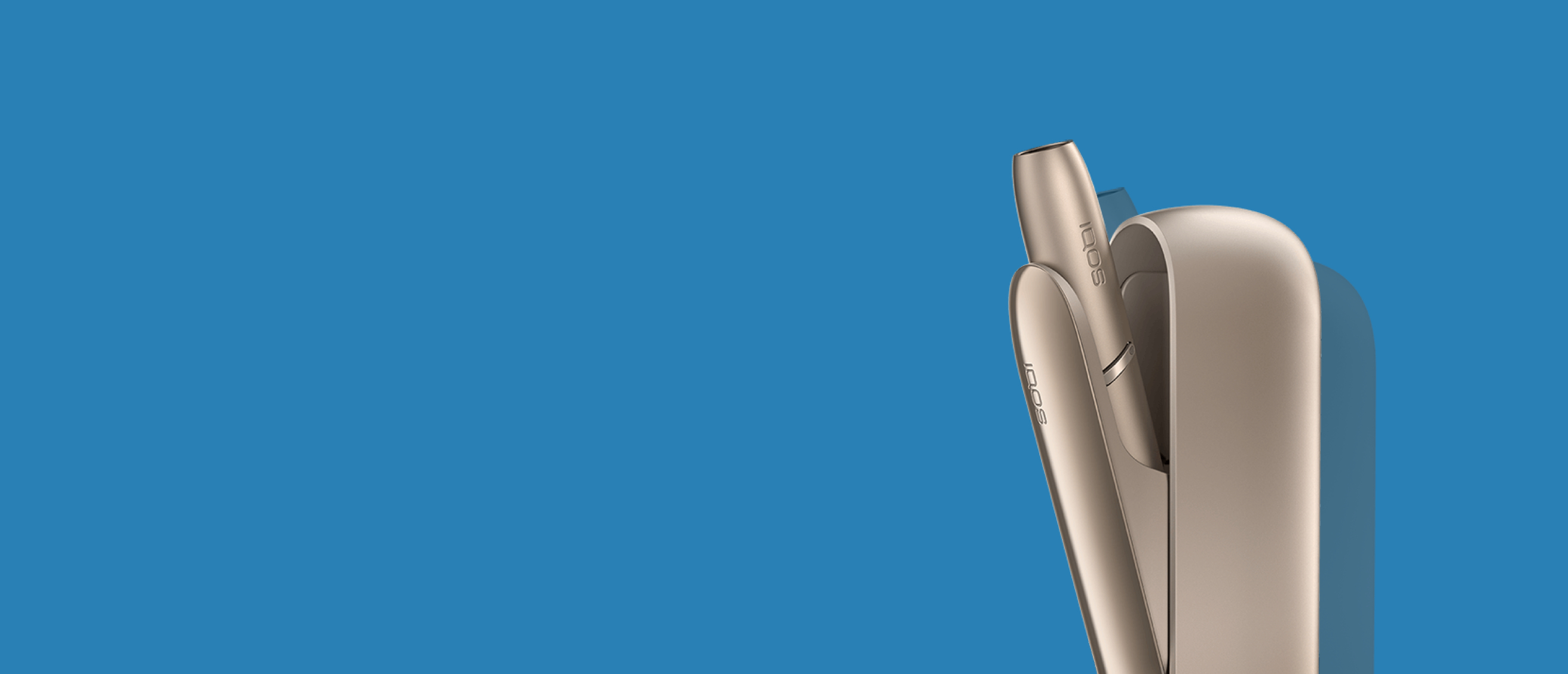 Um dispositivo IQOS 3 DUO dourado no carregador.