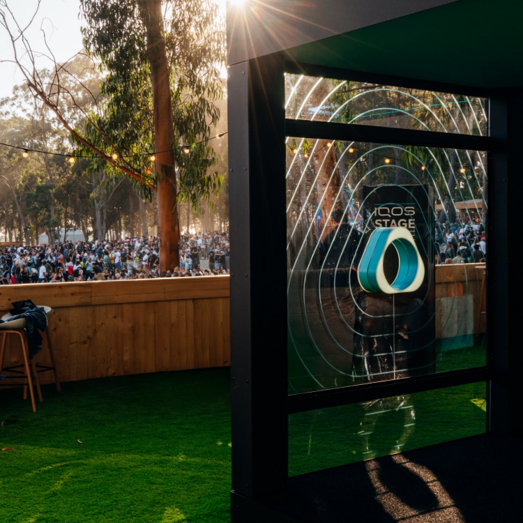 Terraço de um Lounge IQOS num festival