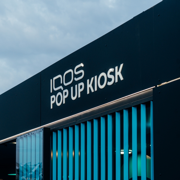Detalhe de logo de um Pop up Kiosk
