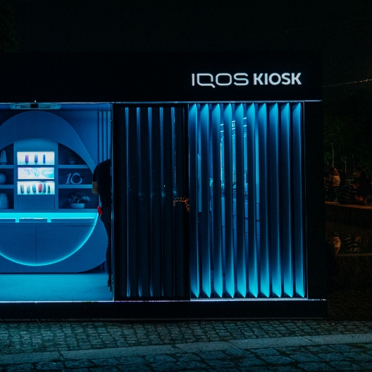 Kiosk IQOS com luzes neon