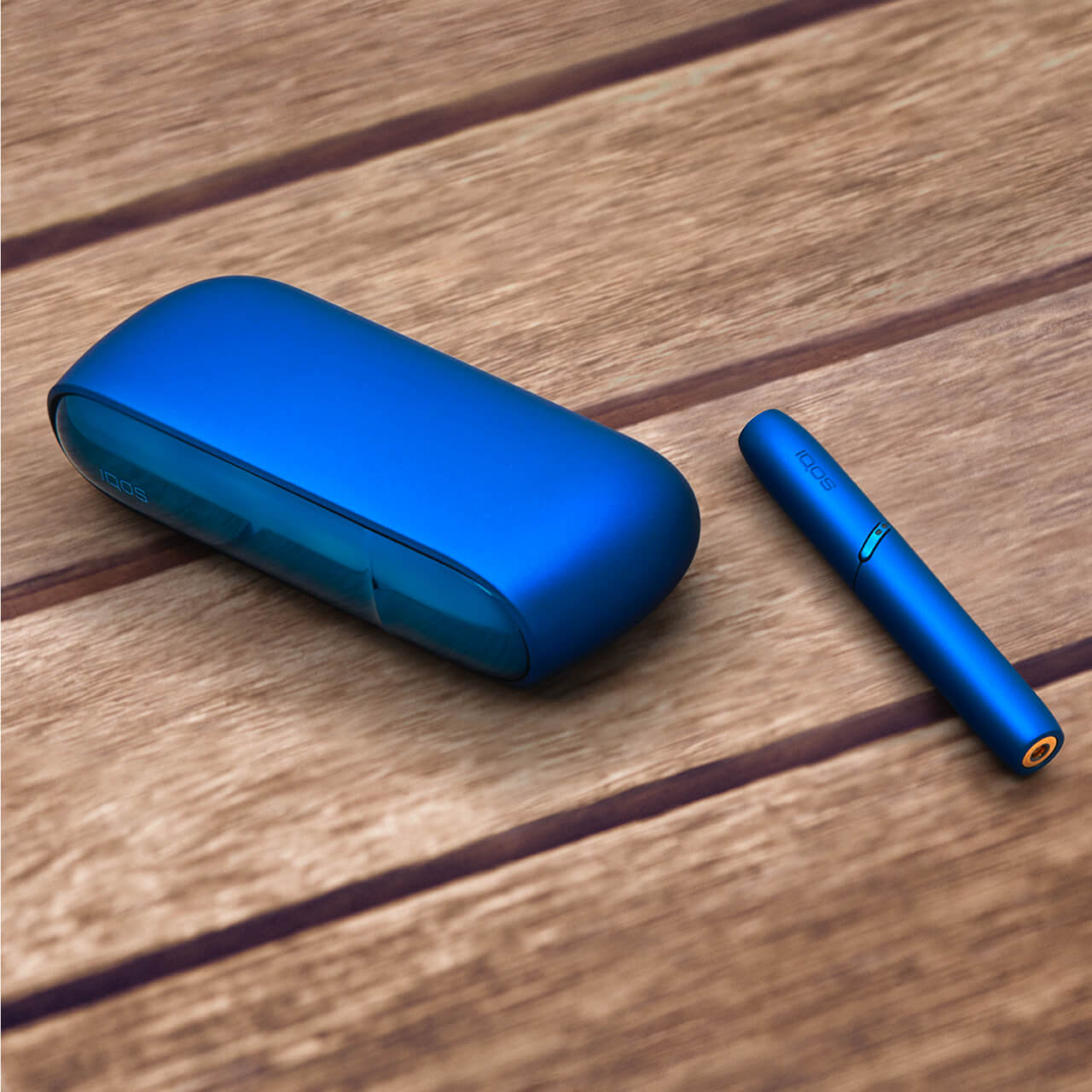 IQOS Azul em cima de uma mesa de madeira