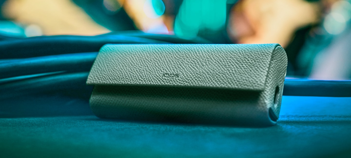 Equipamento IQOS ILUMA PRIME decorado com uma aba integral de couro.