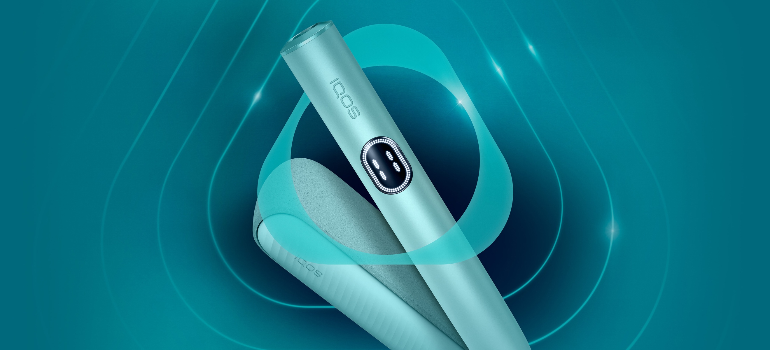 Dispositivo IQOS ILUMA i Azul Claro e carregador de bolso, dentro de logótipo IQOS turquesa, orientados para a direita e irradiando um padrão oval concêntrico, sobre fundo turquesa escuro