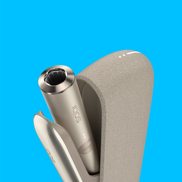 Um dispositivo IQOS ILUMA dentro de um carregador.