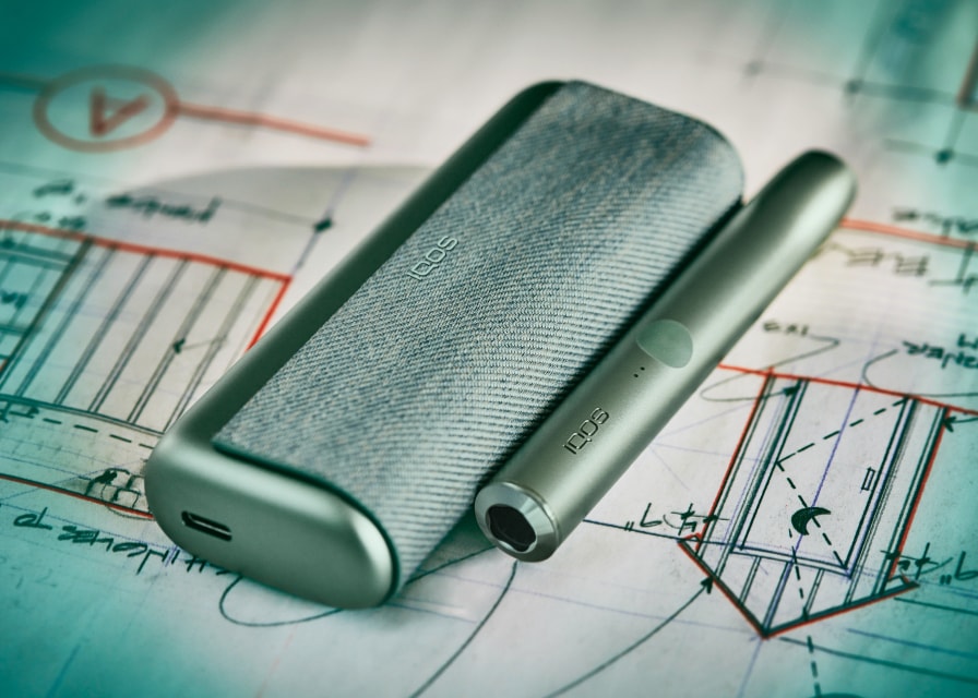 Carregador de bolso e dispositivo IQOS ILUMA PRIME deitado