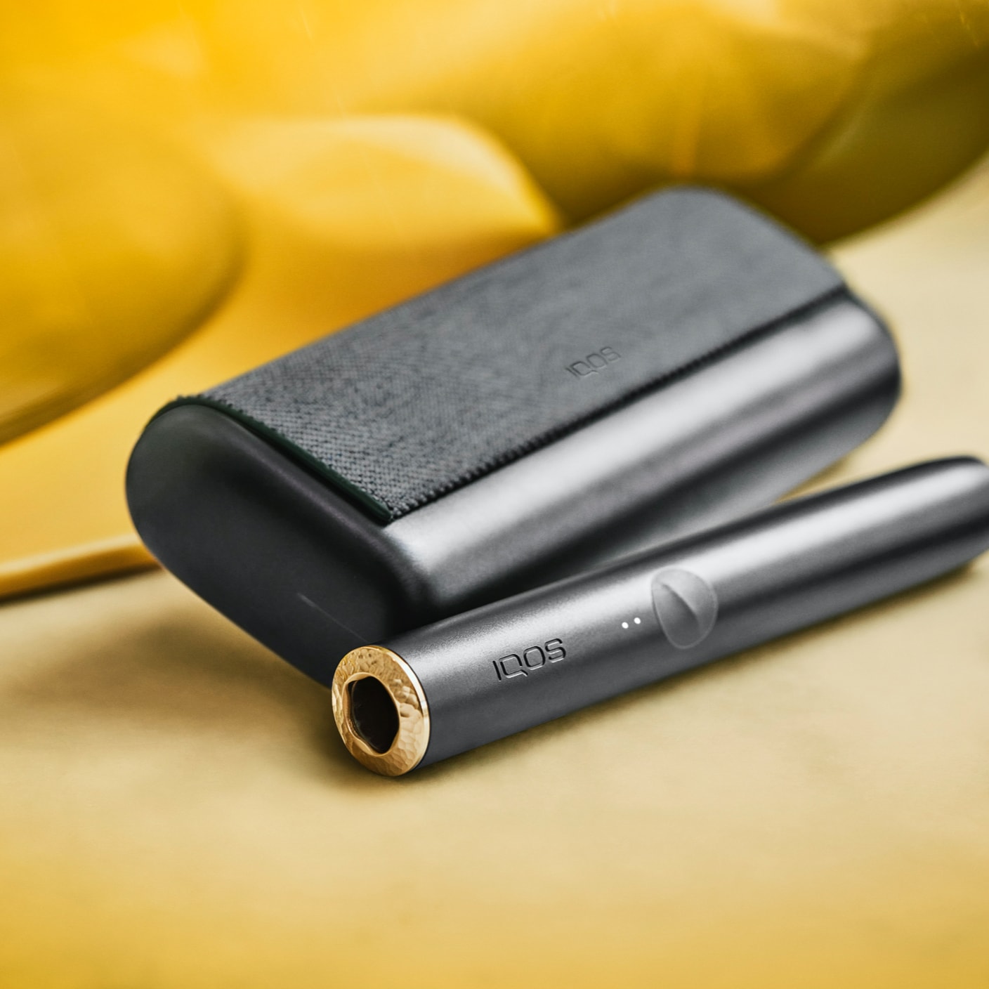 Um Carregador de Bolso e um Dispositivo IQOS ILUMA PRIME na horizontal