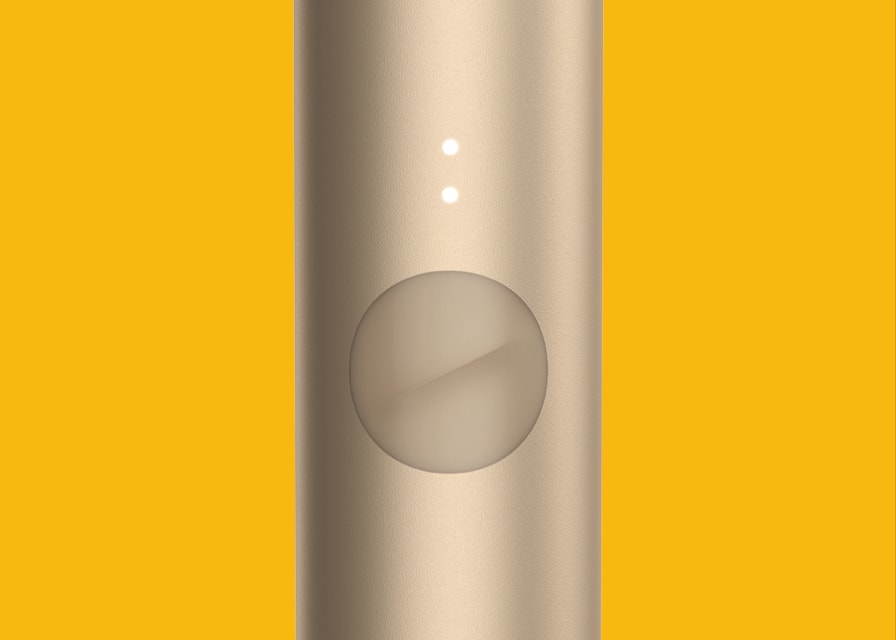 Imagem Parcial de um Dispositivo IQOS ILUMA num fundo amarelo