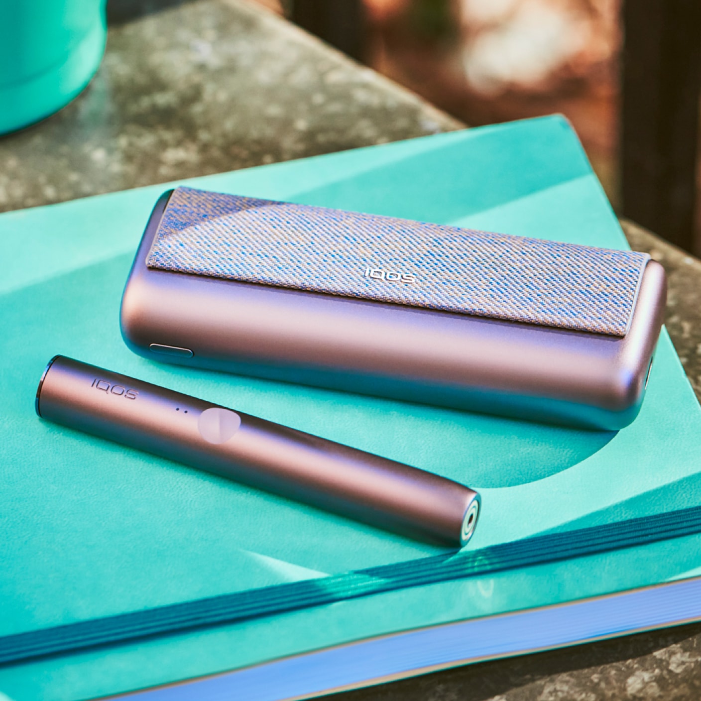 Um IQOS ILUMA PRIME com uma Aba Estilo Tingida Bronze Cinza
