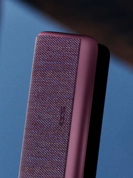Detalhe da aba do carregador de bolso do IQOS ILUMA i PRIME vermelho escuro