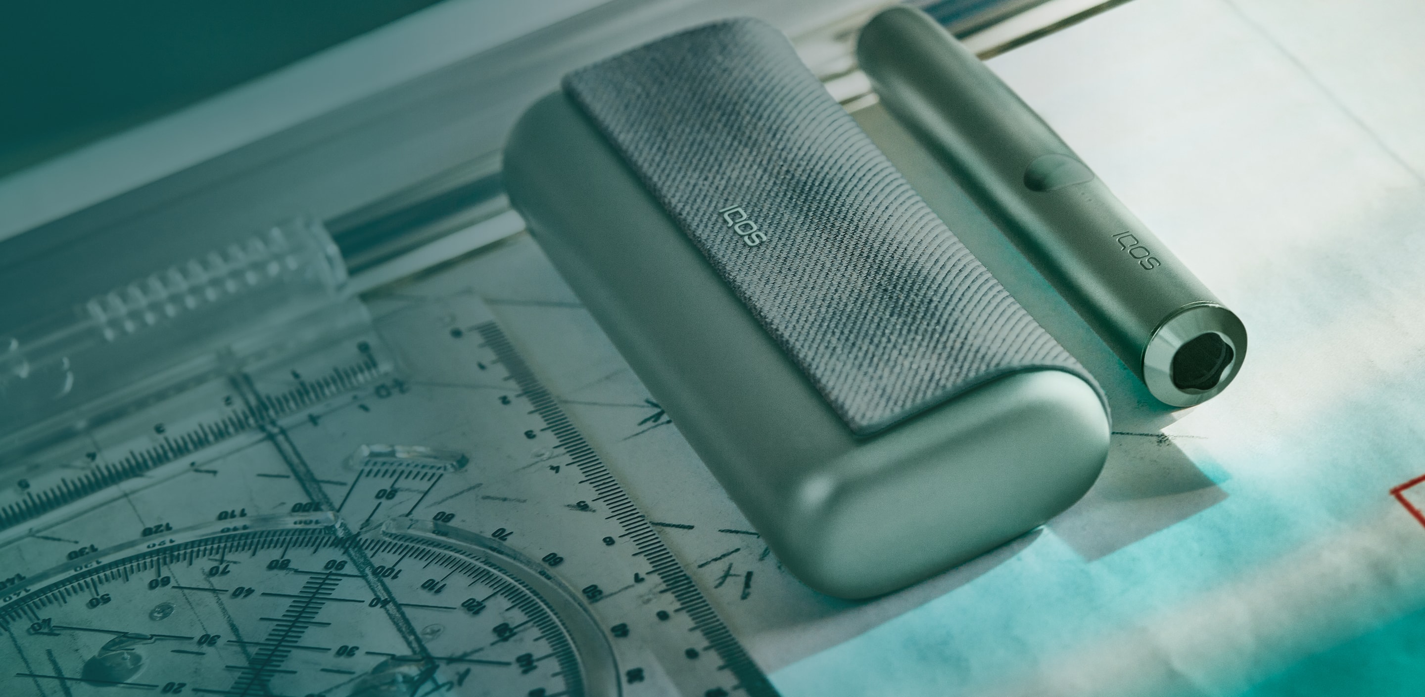 Um carregador de bolso e dispositivo IQOS ILUMA PRIME verde.