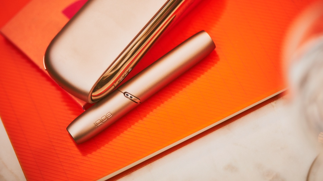 Um dispositivo IQOS 3 DUO num tapete vermelho.