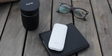 Uma caixa IQOS por abrir em cima de uma mesa.