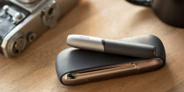 Uma caixa IQOS por abrir em cima de uma mesa.