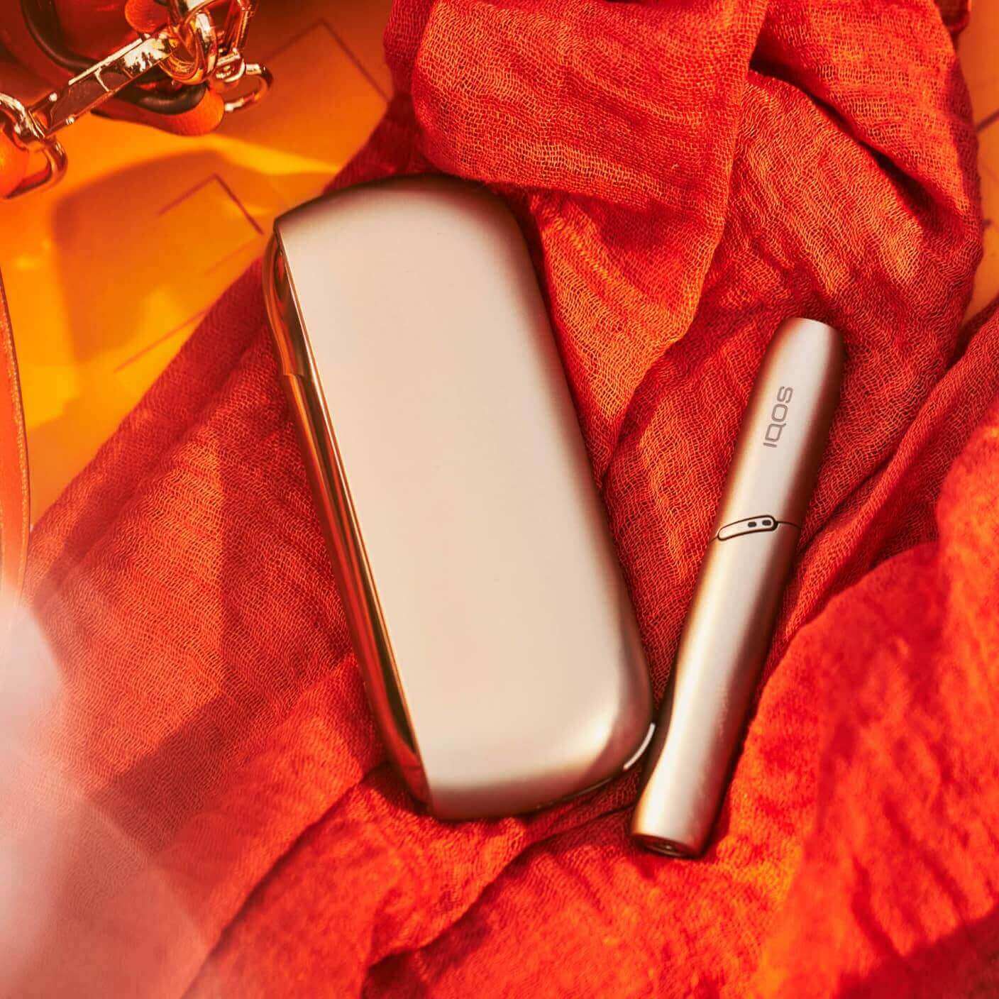 Um dispositivo e um carregador de bolso IQOS.