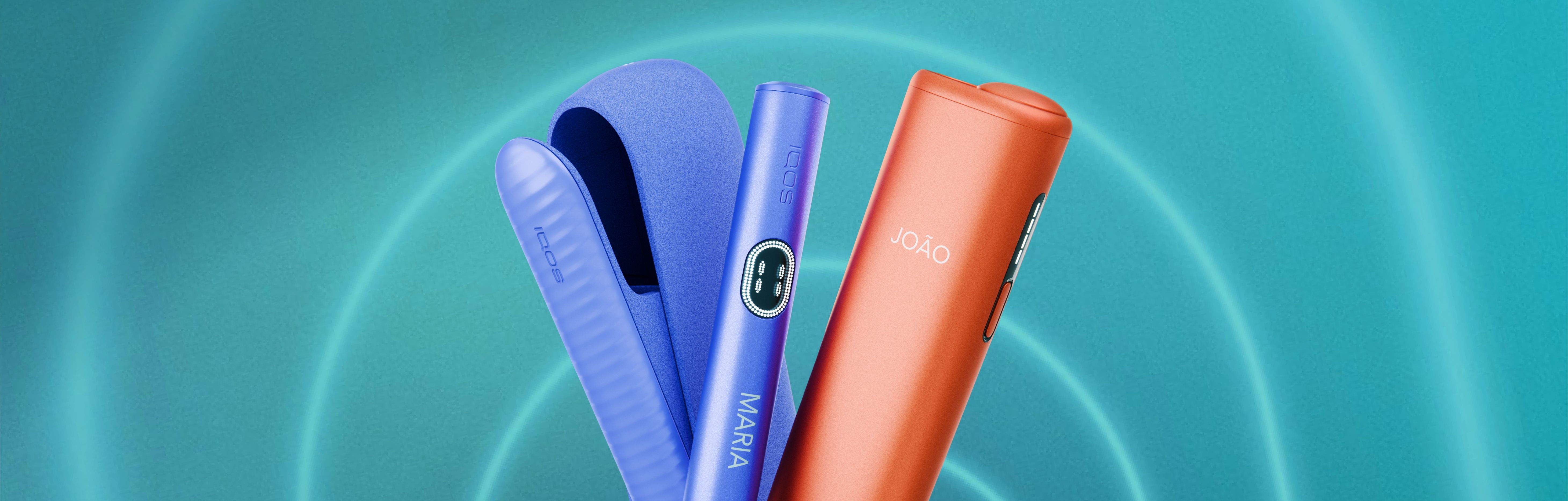 "Um equipamento IQOS ILUMA i Violeta e um equipamento IQOS ILUMA i One Terracota personalizados sobre um fundo azul turquesa."