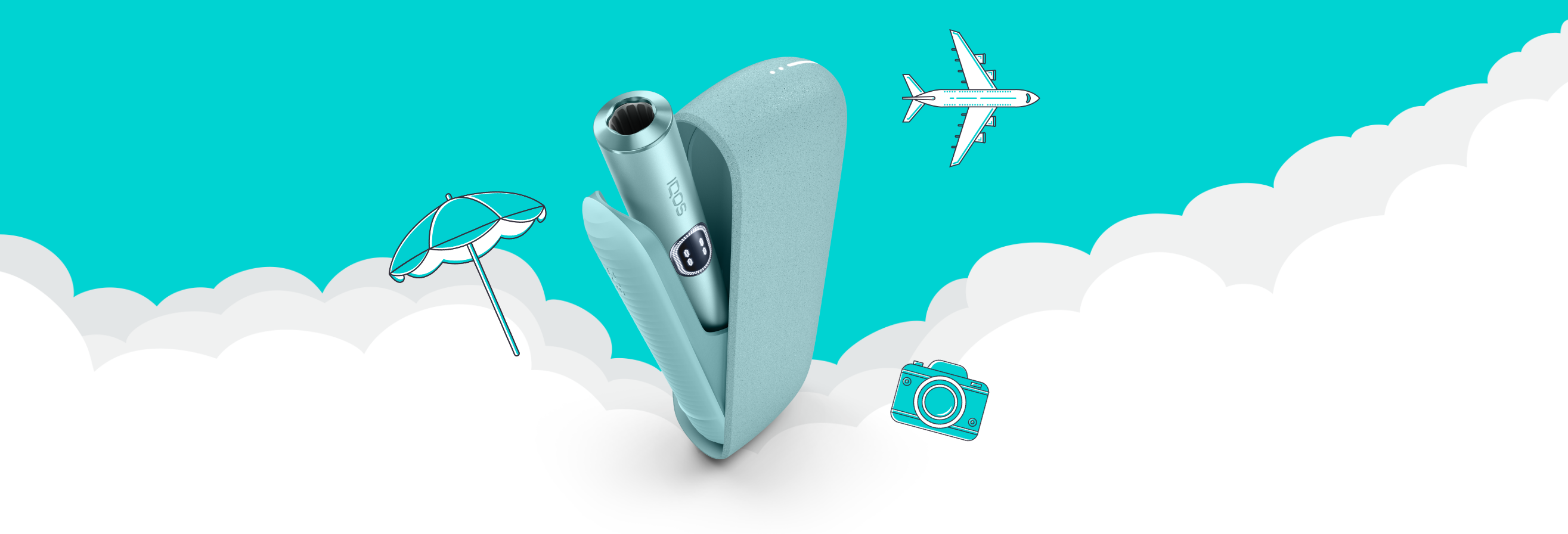 "Dispositivo IQOS em destaque sobre nuvens, com ilustrações de viagem como avião, guarda-sol e câmera fotográfica ao fundo, em um cenário azul vibrante.